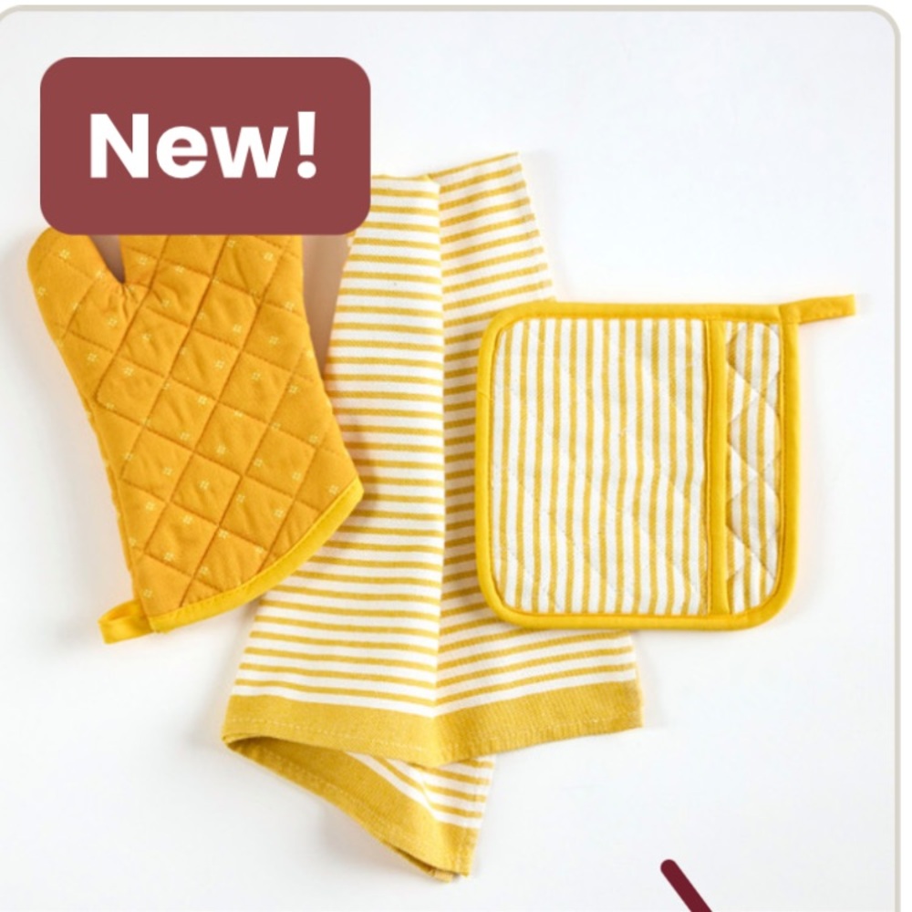 Spoonful of Comfort Yellow Patterned Kitchen Accessories Set & Apron NIB